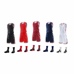 Completi da basket ad asciugatura rapida per uomo e bambino in cinque colori diversi.