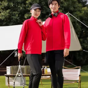 Rote Sportjacke mit Stehkragen für Herren und Damen in einer Outdoor-Lifestyle-Umgebung