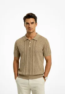 Herren-Polohemd aus Eisseidenstrick mit atmungsaktivem Gittermuster im Business-Casual-Stil.
