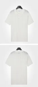 Detailansicht eines weißen Herren-Poloshirts aus Eisseide mit Strickmuster-Struktur