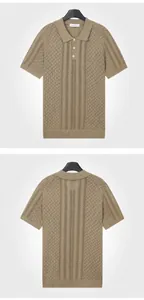 Professionelle Detailaufnahme eines camel-farbenen Mesh-Strick-Poloshirts für Herren