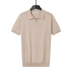 Polo en maille beige pour homme avec col classique et manches courtes, style élégant.