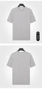 Viste dettagliate fronte e retro di una t-shirt da uomo in maglia a trecce grigia
