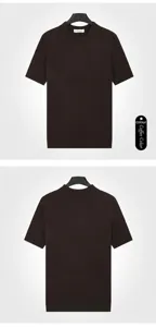 Dettaglio della t-shirt marrone caffè in maglia a trecce con girocollo e maniche corte.