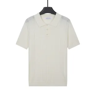 Off-white Kurzarm-Polohemd für Herren mit vertikaler Strickstruktur am Kleiderbügel.
