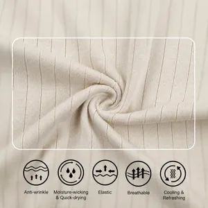 Détail macro du tricot côtelé rafraîchissant en soie glacée pour polo homme.