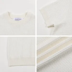 Professionelle Detailaufnahmen eines weißen Herren-T-Shirts mit klassischem Rundhalsausschnitt