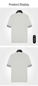 Gedetailleerd overzicht van een wit gebreid poloshirt met korte mouwen en strepen.