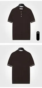 Gedetailleerde voor- en achterkant van een koffiebruin gebreid poloshirt met korte mouwen.