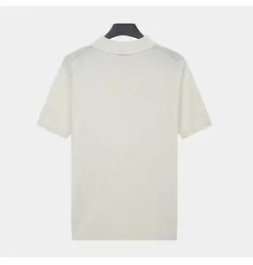 Dettaglio della vista posteriore di una polo da uomo in maglia traspirante crema
