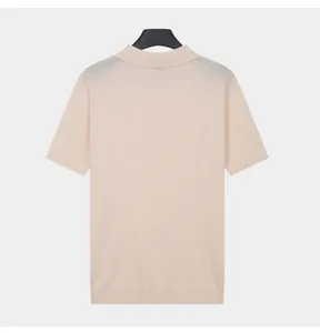 Vista posteriore di una polo da uomo in maglia beige di alta qualità e traspirante