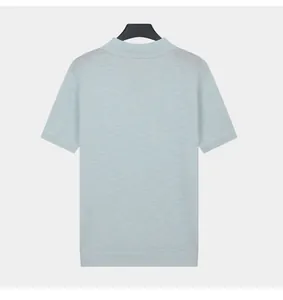 Vista posteriore di una polo in maglia azzurra premium con tessuto traspirante