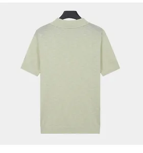 Vista posteriore di una polo da uomo in maglia a maniche corte, verde chiaro fine.