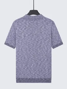 Vista posteriore di una polo da uomo in maglia viola mélange su una gruccia nera.