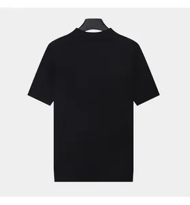 Vista posteriore dettagliata di una classica t-shirt in maglia nera a maniche corte da uomo