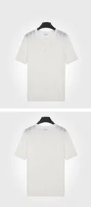 Gedetailleerd voor- en achteraanzicht van een wit heren Henley gebreid shirt met korte mouwen