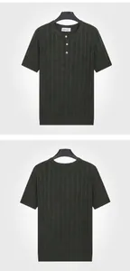 Gedetailleerd vooraanzicht en achteraanzicht van een legergroen Henley-breisel top.
