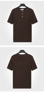 Gedetailleerd voor- en achteraanzicht van bruin heren Henley-shirt met verticale strepen