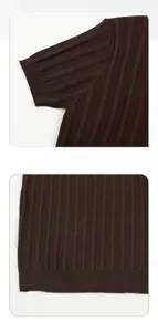 Detailopname van de geribbelde textuur en versterkte stiksels van een bruin poloshirt