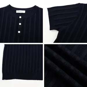 Detailoverzicht van gebreid herenpoloshirt met Henley-hals, verticale strepen en premium materiaal.