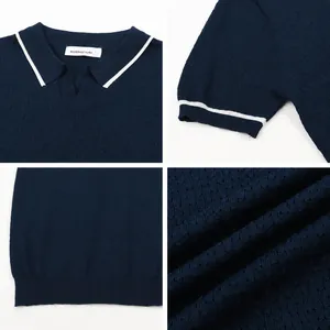 Détails du polo en maille bleu marine montrant le col, les poignets et la texture
