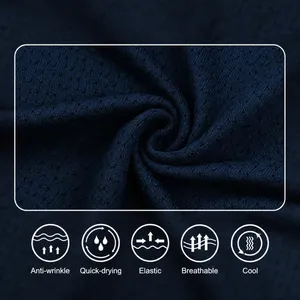 Gros plan du tissu en soie glacée respirant sur le t-shirt en tricot d'été pour hommes