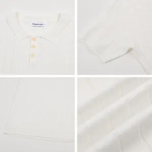 Gedetailleerd overzicht van wit gebreid poloshirt voor heren met luxe textuur van de stof