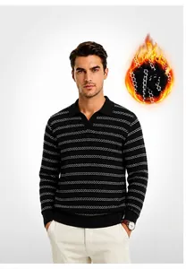 Dettaglio della polo in maglia a righe nere da uomo con colletto a forma di gabbiano