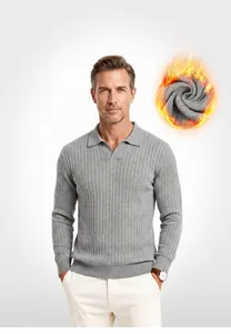 Klassischer grauer Herren-Strick-Polo-Pullover mit langen Ärmeln und feiner Rippenstruktur.
