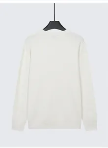 Vista posteriore dettagliata di un maglione a coste bianche che mostra la trama del filato