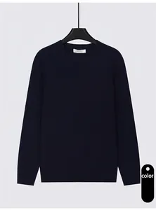 Primo piano di un maglione a coste blu reale da uomo con girocollo e vestibilità slim.