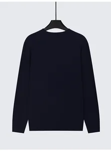 Dettaglio di maglione girocollo in maglia a coste blu navy da uomo, stile invernale