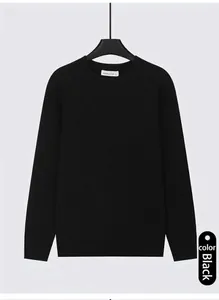 Vista frontale di un maglione lavorato a maglia nero minimalista da uomo con coste