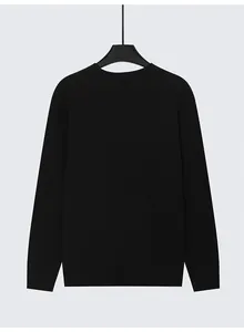 Vista posteriore dettagliata di un maglione da uomo nero a coste con girocollo su una gruccia.