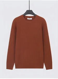 Vista dettagliata di un maglione da uomo in maglia color caramello con trama a coste e girocollo