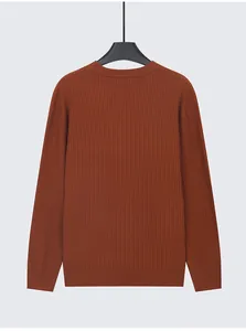 Vista dettagliata della trama a costine di un maglione da uomo color arancio bruciato.