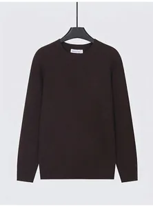 Dettaglio di un maglione a coste marrone scuro con girocollo per abbigliamento uomo