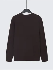 Vista posteriore dettagliata del maglione da uomo in maglia a coste marrone scuro