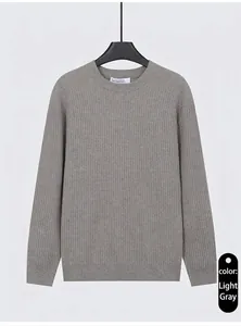 Dettaglio maglione uomo grigio a girocollo in maglia con trama a coste e vestibilità slim