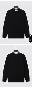 Vue détaillée d'un pull en maille à col Henley pour homme en couleur bleu roi