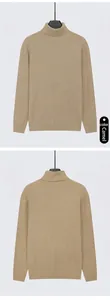Voor- en achteraanzichten van een camelkleurige coltrui voor heren voor de herfst.