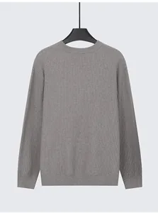 Vista posteriore di un maglione da uomo in maglia a coste grigio scuro a girocollo
