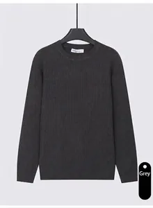Dettaglio maglione uomo grigio scuro a girocollo in maglia a coste, trama fine