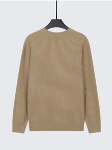 Maglione da uomo in maglia a coste color kaki con girocollo e una texture verticale