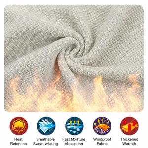 Gros plan du tissu du pull en maille thermique pour hommes, chaud et respirant.