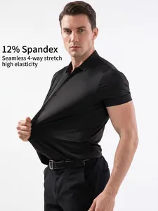 Detailaufnahme eines schwarzen hochelastischen Muskelshirts das Stoffelastizität zeigt.