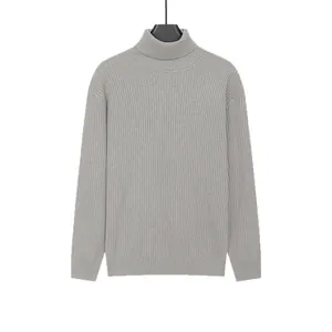 Grijze heren coltrui met ribgebreid patroon, perfect voor een zakelijke winterlook.