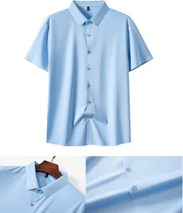 Vue détaillée d'une chemise décontractée à manches courtes bleu clair élastique