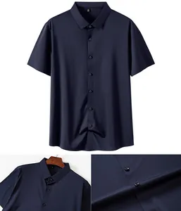 Détail d'une chemise bleu marine ajustée montrant le tissu extensible et le col