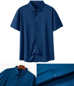 Vue détaillée de la chemise extensible bleu marine avec col et texture de tissu lisse